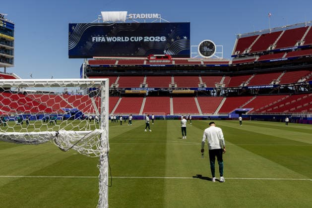 SOCCER AUSTRALIA TRAINING, Socceroos player Patrick Beach, right, and squad get a first look of the pitch ahead of their match against Paraguay at the San Francisco Bay Area Stadium in Santa Clara, California, United States, Wednesday, June 24, 2026. ( NO ARCHIVING Alameda California United States  Copyright: xJasonxHenryx 20260625176388726626