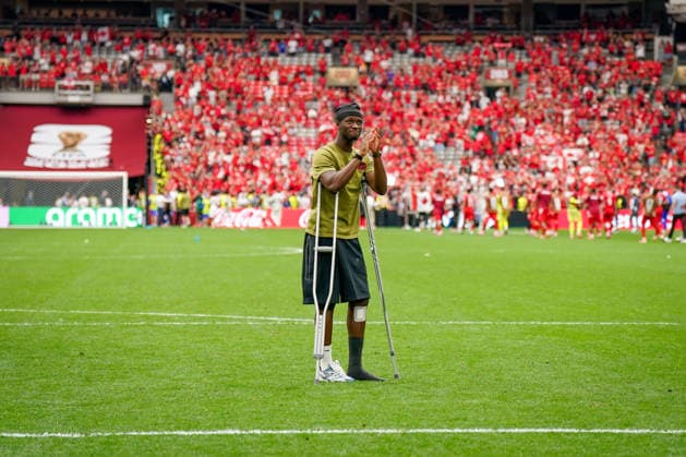 Kanada: Fußball FIFA Weltmeisterschaft 2026 Gruppenphase Schweiz vs Kanada BC Place Stadium (Vancouver, British Columbia): IsmaÃ«l KonÃ Ismael Kone (Kanada 8) auf Krücken wird von den Fans aus Kanada gefeiert *** Canada Soccer 2026 FIFA World Cup Group Stage Switzerland vs. Canada BC Place Stadium Vancouver, British Columbia Ismaël Koné, Canada No. 8, on crutches, is celebrated by Canadian fans Copyright: xJOERANxSTEINSIEKx