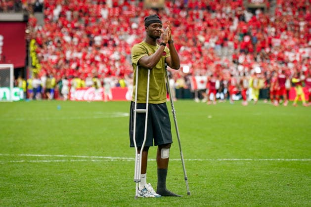 Kanada: Fußball FIFA Weltmeisterschaft 2026 Gruppenphase Schweiz vs Kanada BC Place Stadium (Vancouver, British Columbia): IsmaÃ«l KonÃ Ismael Kone (Kanada 8) auf Krücken wird von den Fans aus Kanada gefeiert *** Canada Soccer 2026 FIFA World Cup Group Stage Switzerland vs. Canada BC Place Stadium Vancouver, British Columbia Ismaël Koné, Canada No. 8, on crutches, is celebrated by Canadian fans Copyright: xJOERANxSTEINSIEKx