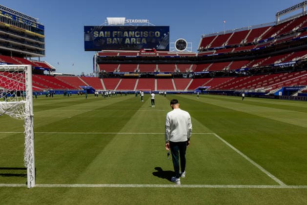 SOCCER AUSTRALIA TRAINING, Socceroos player Patrick Beach, right, and squad get a first look of the pitch ahead of their match against Paraguay at the San Francisco Bay Area Stadium in Santa Clara, California, United States, Wednesday, June 24, 2026. ( NO ARCHIVING Alameda California United States  Copyright: xJasonxHenryx 20260625154820508940