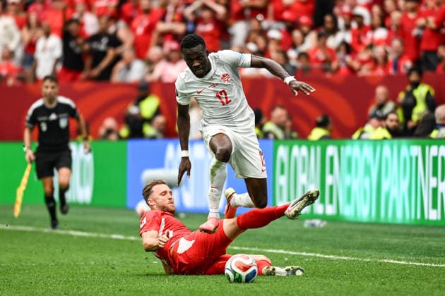 Tani Oluwaseyi of Canada gets away from Silvan Widmer of Switzerland, Switzerland v Canada, Group B football match of the FIFA World Cup, WM, Weltmeisterschaft, Fussball 2026 at BC Place, Vancouver, Canada on Wednesday 24 June 2026. Photo: Andrew Cornaga Vancouver Canada Copyright: xAndrewxCornaga x