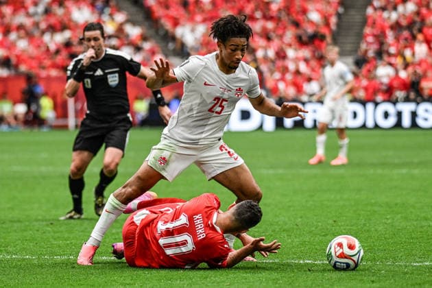 Nathan Saliba of Canada and Granit Xhaka (captain) of Switzerland, Switzerland v Canada, Group B football match of the FIFA World Cup, WM, Weltmeisterschaft, Fussball 2026 at BC Place, Vancouver, Canada on Wednesday 24 June 2026. Photo: Andrew Cornaga Vancouver Canada Copyright: xAndrewxCornaga x