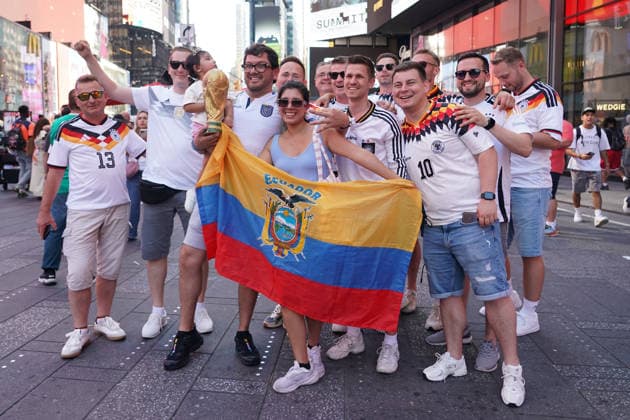 Fans aus Deutschland und Ecuador feiern friedlich zusammen vor dem Gruppenspiel auf dem Times Square - New York 24.06.2026: Times Square Fan Aufmarsch vor Deutschland gegen Ecuador *** Fans from Germany and Ecuador celebrate peacefully together before the group stage match in Times Square, New York, June 24, 2026. Times Square fan gathering ahead of Germany vs. Ecuador