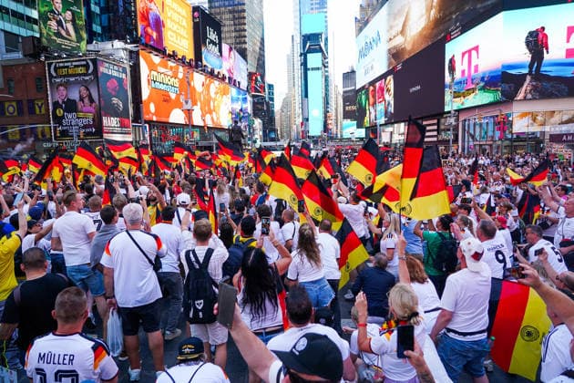 Fans aus Deutschland und Ecuador feiern friedlich zusammen vor dem Gruppenspiel auf dem Times Square, - New York 24.06.2026: Times Square Fan Aufmarsch vor Deutschland gegen Ecuador *** Fans from Germany and Ecuador celebrate peacefully together before the group stage match in Times Square, New York, June 24, 2026. Times Square fan gathering ahead of Germany vs. Ecuador