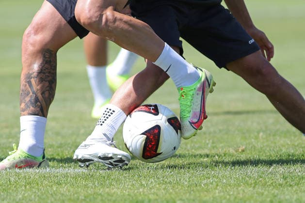 Regionalliga Nordost: Trainingsauftakt des 1. FC Lok Leipzig, 24.06.2026 Fußballer-Beine mit Fußballschuhen kämpfen um den Ball. Detail-Aufnahme, Zweikampf, Symbolbild, Feature. Fußball, Regionalliga Nordost, Saison 2026 2027, Trainingsauftakt des 1. FC Lok Leipzig am 24.06.2026 im Bruno-Plache-Stadion, Leipzig. *** Regionalliga Nordost: 1 FC Lok Leipzig Kicks Off Training, June 24, 2026. Close-up of soccer players’ legs in cleats battling for the ball; tackle; stock photo; soccer feature; Regionalliga Nordost; 2026–2027 season, Start of training for 1 FC Lok Leipzig on June 24, 2026, at Bruno Plache Stadium, Leipzig Copyright: xBEAUTIFULxSPORTS JanxKaeferx