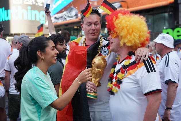 Fans aus Deutschland feiern friedlich zusammen vor dem Gruppenspiel auf dem Times Square - New York 24.06.2026: Times Square Fan Aufmarsch vor Deutschland gegen Ecuador *** Fans from Germany celebrate peacefully together before the group stage match in Times Square, New York, June 24, 2026. Times Square fan gathering ahead of Germany vs. Ecuador