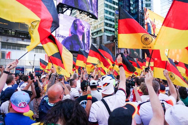 Fans aus Deutschland und Ecuador feiern friedlich zusammen vor dem Gruppenspiel auf dem Times Square - New York 24.06.2026: Times Square Fan Aufmarsch vor Deutschland gegen Ecuador *** Fans from Germany and Ecuador celebrate peacefully together before the group stage match in Times Square, New York, June 24, 2026. Times Square fan gathering ahead of Germany vs. Ecuador