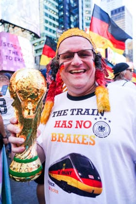 Fans aus Deutschland und Ecuador feiern friedlich zusammen vor dem Gruppenspiel auf dem Times Square, Deutscher Fan erinnert daran, dass der Zug zum Titel keine Bremsen hat - New York 24.06.2026: Times Square Fan Aufmarsch vor Deutschland gegen Ecuador *** Fans from Germany and Ecuador celebrate peacefully together in Times Square ahead of the group stage match; a German fan reminds everyone that the team’s run toward the title is unstoppable. New York, June 24, 2026: Fan gathering in Times Square ahead of Germany vs. Ecuador