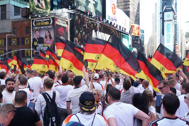 Fans aus Deutschland und Ecuador feiern friedlich zusammen vor dem Gruppenspiel auf dem Times Square, - New York 24.06.2026: Times Square Fan Aufmarsch vor Deutschland gegen Ecuador *** Fans from Germany and Ecuador celebrate peacefully together before the group stage match in Times Square, New York, June 24, 2026. Times Square fan gathering ahead of Germany vs. Ecuador