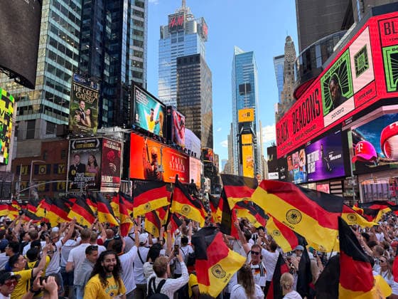 Deutsche Fans feiern friedlich am Vorabend des Spiels gegen Ecuador auf dem Times Square, - New York 24.06.2026: Times Square Fan Aufmarsch vor Deutschland gegen Ecuador *** German fans celebrate peacefully on the eve of the match against Ecuador in Times Square, New York, June 24, 2026. Times Square fan gathering ahead of Germany vs. Ecuador