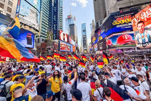 Deutsche Fans feiern friedlich am Vorabend des Spiels gegen Ecuador auf dem Times Square, - New York 24.06.2026: Times Square Fan Aufmarsch vor Deutschland gegen Ecuador *** German fans celebrate peacefully on the eve of the match against Ecuador in Times Square, New York, June 24, 2026. Times Square fan gathering ahead of Germany vs. Ecuador