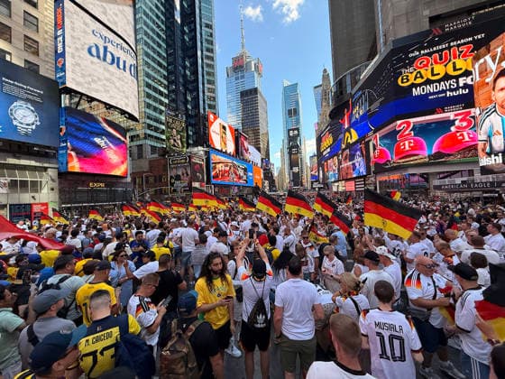 Deutsche Fans feiern friedlich am Vorabend des Spiels gegen Ecuador auf dem Times Square, - New York 24.06.2026: Times Square Fan Aufmarsch vor Deutschland gegen Ecuador *** German fans celebrate peacefully on the eve of the match against Ecuador in Times Square, New York, June 24, 2026. Times Square fan gathering ahead of Germany vs. Ecuador
