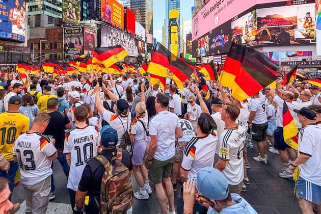 Deutsche Fans feiern friedlich am Vorabend des Spiels gegen Ecuador auf dem Times Square, - New York 24.06.2026: Times Square Fan Aufmarsch vor Deutschland gegen Ecuador *** German fans celebrate peacefully on the eve of the match against Ecuador in Times Square, New York, June 24, 2026. Times Square fan gathering ahead of Germany vs. Ecuador