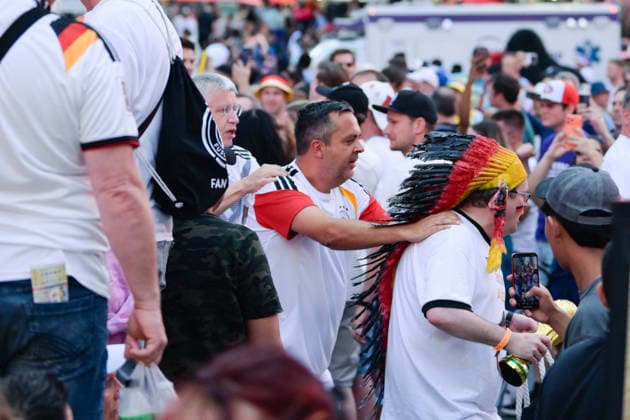 Fußball, WM 2026, 20260624, Deutsche Fans am Times Square. Im Bild Polonaise über den Times Square. New York City Times Square New York Vereinigte Staaten von Amerika *** Soccer, 2026 World Cup, 20260624, German fans in Times Square. Pictured: A polonaise through Times Square, New York City, Times Square, New York, United States of America Copyright: Passion2Press MarkusxFischerx