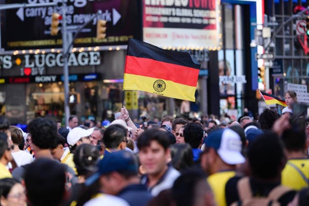 Fußball, WM 2026, 20260624, Deutsche Fans am Times Square. Im Bild Deutsche Fahne. New York City Times Square New York Vereinigte Staaten von Amerika *** Soccer, 2026 World Cup, 20260624, German fans in Times Square. Pictured: German flag, New York City, Times Square, New York, United States of America Copyright: Passion2Press MarkusxFischerx