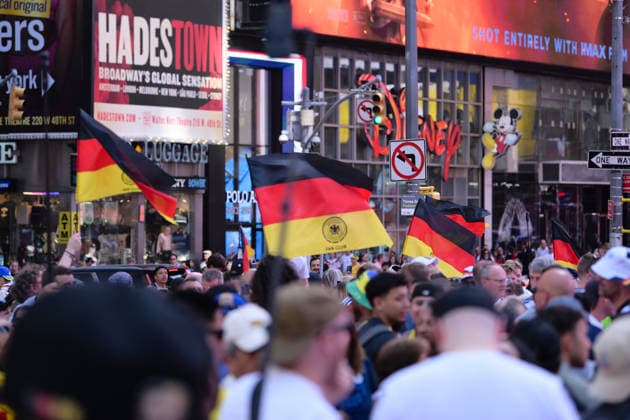 Fußball, WM 2026, 20260624, Deutsche Fans am Times Square. Im Bild Deutsche Fahnen. New York City Times Square New York Vereinigte Staaten von Amerika *** Soccer, 2026 World Cup, 20260624, German fans in Times Square. Pictured: German flags, New York City, Times Square, New York, United States of America Copyright: Passion2Press MarkusxFischerx