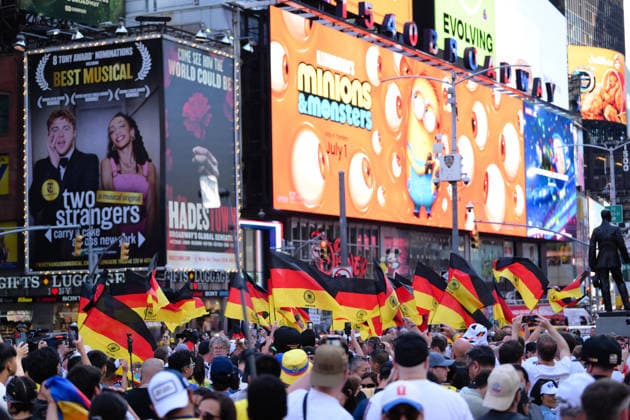 Fußball, WM 2026, 20260624, Deutsche Fans am Times Square. Im Bild Deutsche Fahnen. New York City Times Square New York Vereinigte Staaten von Amerika *** Soccer, 2026 World Cup, 20260624, German fans in Times Square. Pictured: German flags, New York City, Times Square, New York, United States of America Copyright: Passion2Press MarkusxFischerx