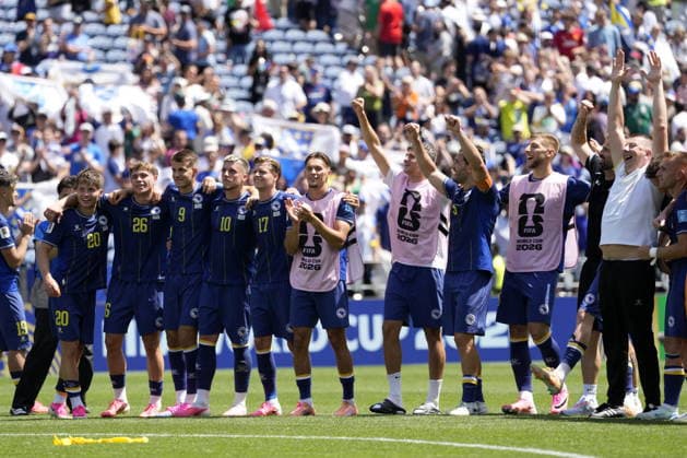 FIFA World Cup, WM, Weltmeisterschaft, Fussball 2026 - Group B - Bosnia and Herzegovina vs Qatar Players of Bosnia and Herzegovina celebrate with their supporters after winning the FIFA World Cup 2026 group stage match Bosnia and Herzegovina against Qatar, in Seattle, Washington, USA, 24 June 2026. SEATTLE United States  Copyright: xSTEPHANxBRASHEARx