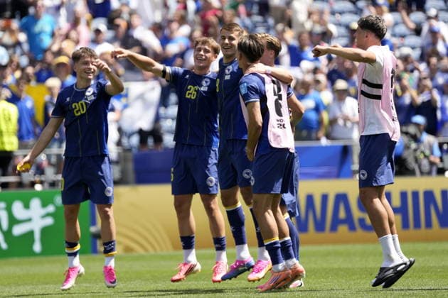 FIFA World Cup, WM, Weltmeisterschaft, Fussball 2026 - Group B - Bosnia and Herzegovina vs Qatar Players of Bosnia and Herzegovina celebrate with their supporters after winning the FIFA World Cup 2026 group stage match Bosnia and Herzegovina against Qatar, in Seattle, Washington, USA, 24 June 2026. SEATTLE United States  Copyright: xSTEPHANxBRASHEARx