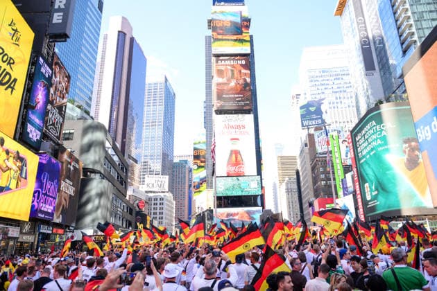 Fußball, WM 2026, 20260624, Deutsche Fans am Times Square. Im Bild Deutsche Fans am Times Square. New York City Times Square New York Vereinigte Staaten von Amerika *** Soccer, 2026 World Cup, 20260624, German fans in Times Square. Pictured: German fans in Times Square, New York City, Times Square, New York, United States of America Copyright: Passion2Press MarkusxFischerx