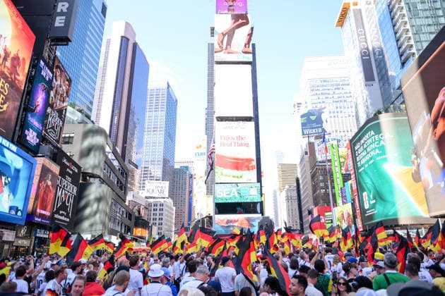 Fußball, WM 2026, 20260624, Deutsche Fans am Times Square. Im Bild Deutsche Fans am Times Square. New York City Times Square New York Vereinigte Staaten von Amerika *** Soccer, 2026 World Cup, 20260624, German fans in Times Square. Pictured: German fans in Times Square, New York City, Times Square, New York, United States of America Copyright: Passion2Press MarkusxFischerx