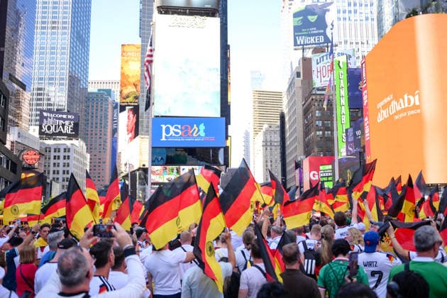 Fußball, WM 2026, 20260624, Deutsche Fans am Times Square. Im Bild Deutsche Fans am Times Square. New York City Times Square New York Vereinigte Staaten von Amerika *** Soccer, 2026 World Cup, 20260624, German fans in Times Square. Pictured: German fans in Times Square, New York City, Times Square, New York, United States of America Copyright: Passion2Press MarkusxFischerx