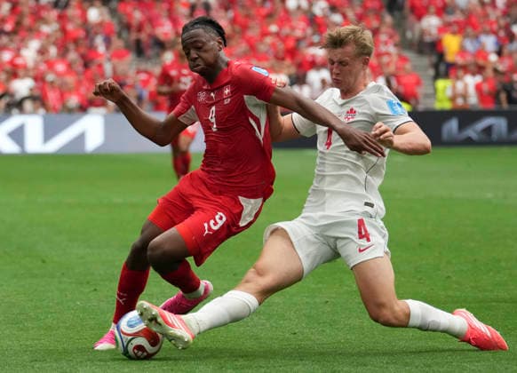 (260625) -- VANCOUVER, June 25, 2026 -- Luc De Fougerolles (R) of Canada vies with Johan Manzambi of Switzerland during the group B match between Switzerland and Canada at the 2026 FIFA World Cup, WM, Weltmeisterschaft, Fussball at BC Place Vancouver in Vancouver, Canada, June 24, 2026. ) (SP)CANADA-VANCOUVER-FOOTBALL-FIFA WORLD CUP-GROUP B-SUI VS CAN MengxYongmin 