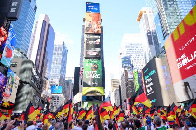 Fußball, WM 2026, 20260624, Deutsche Fans am Times Square. Im Bild Deutsche Fans am Times Square. New York City Times Square New York Vereinigte Staaten von Amerika *** Soccer, 2026 World Cup, 20260624, German fans in Times Square. Pictured: German fans in Times Square, New York City, Times Square, New York, United States of America Copyright: Passion2Press MarkusxFischerx