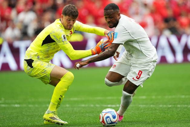 June 24, 2026, Vancouver, Bc, CANADA: Switzerland goalkeeper Gregor Kobel (1) stops Canada s Cyle Larin (9) during the first half of a World Cup Group B soccer match, in Vancouver, on Wednesday, June 24, 2026. Canada News - June 24, 2026  - ZUMAc35_ 20260624_zaf_c35_110 Copyright: xEthanxCairnsx