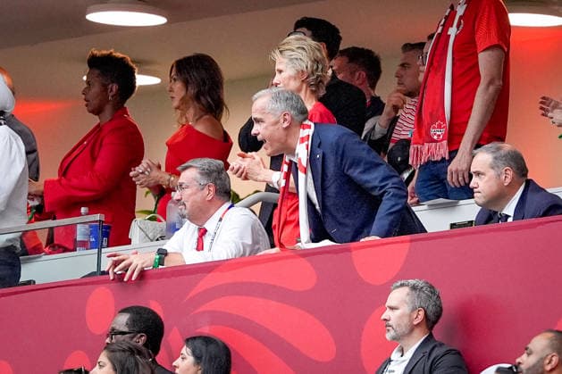 Kanada: Fußball FIFA Weltmeisterschaft 2026 Gruppenphase Schweiz vs Kanada BC Place Stadium (Vancouver, British Columbia): Kanadas Premierminister Mark Carney verfolgt das Spiel aus der Stadionloge. Im VIP-Bereich befinden sich weitere Ehrengäste, Offizielle und Verbandsvertreter. Im Vordergrund feiern kanadische Fans auf der Tribüne. Politik und VIP-Loge, Ehrengast, Zuschauer, Fanblock, Kanada-Fans, Stadionatmosphäre, Fußball-Weltmeisterschaft, Repräsentation, Public Relations, Großveranstaltung, Tribüne, Emotionen. *** Canada Soccer 2026 FIFA World Cup Group Stage: Switzerland vs. Canada at BC Place Stadium in Vancouver, British Columbia. Canadian Prime Minister Mark Carney watches the game from a stadium box. Other guests of honor, officials, and association representatives are in the VIP section. In the foreground, Canadian fans celebrate in the stands. Politics and sports, VIP box, guest of honor, spectators, fan section, Canadian fans, stadium atmosphere, World Cup, representation, public relations, major event, stands, emotions Copyright: xJOERANxSTEINSIEKx