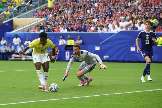 FIFA World Cup, WM, Weltmeisterschaft, Fussball 2026: Scotland v Brazil MIAMI, USA - 24th June 2026: Vinicius Junior of Brazil rounds Angus Gunn of Scotland to scores his side s first goal during the FIFA World Cup 2026 Group C match between Scotland and Brazil at Miami Stadium Miami Miami Stadium United States of America Copyright: xCraigxMercerx xPeakxActionxPhotosx
