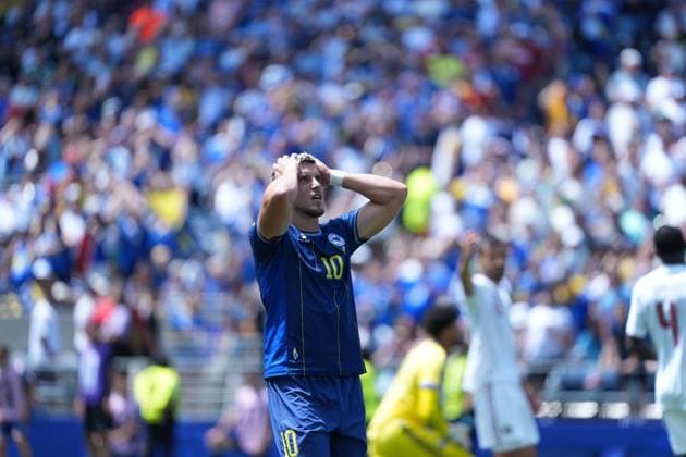 FIFA World Cup, WM, Weltmeisterschaft, Fussball 26 Group B - Bosnia and Herzegovina vs Qatar SEATTLE, WASHINGTON - JUNE 24: A Bosnia and Herzegovina player 10 reacts in disappointment during the FIFA World Cup 2026 Group B match between Bosnia and Herzegovina and Qatar at Seattle Stadium on June 24, 2026 in Seattle, Washington. photo by Mohamed Gamal JNA Press SEATTLE United States of America Copyright: x xMohamedxGamalxTageldinx xJNAxPressx