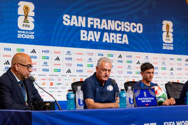 SOCCER AUSTRALIA TRAINING, Paraguay head coach Gustavo Alfaro, center, and player Andreas Cubas, right, during a press conference, PK, Pressekonferenz before they take on the Socceroos in the World Cup at the San Francisco Bay Area Stadium in Santa Clara, California, United States, Wednesday, June 24, 2026. ( NO ARCHIVING Alameda California United States  Copyright: xJasonxHenryx 20260625194467819021