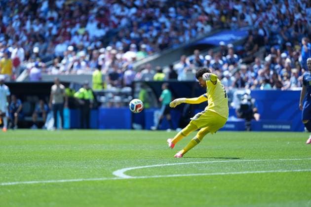 FIFA World Cup, WM, Weltmeisterschaft, Fussball 26 Group B - Bosnia and Herzegovina vs Qatar SEATTLE, WASHINGTON - JUNE 24: A Bosnia and Herzegovina player 20 controls the ball during the FIFA World Cup 2026 Group B match between Bosnia and Herzegovina and Qatar at Seattle Stadium on June 24, 2026 in Seattle, Washington. photo by Mohamed Gamal JNA Press SEATTLE United States of America Copyright: x xMohamedxGamalxTageldinx xJNAxPressx