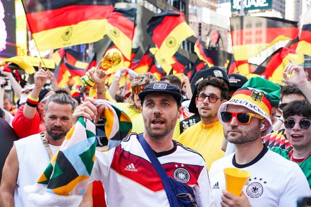 Deutsche Fans feiern friedlich am Vorabend des Spiels gegen Ecuador auf dem Times Square, - New York 24.06.2026: Times Square Fan Aufmarsch vor Deutschland gegen Ecuador *** German fans celebrate peacefully on the eve of the match against Ecuador in Times Square, New York, June 24, 2026. Times Square fan gathering ahead of Germany vs. Ecuador