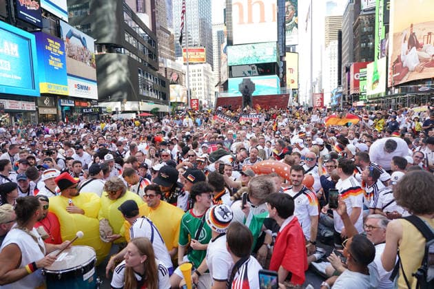 Deutsche Fans feiern friedlich am Vorabend des Spiels gegen Ecuador auf dem Times Square, - New York 24.06.2026: Times Square Fan Aufmarsch vor Deutschland gegen Ecuador *** German fans celebrate peacefully on the eve of the match against Ecuador in Times Square, New York, June 24, 2026. Times Square fan gathering ahead of Germany vs. Ecuador