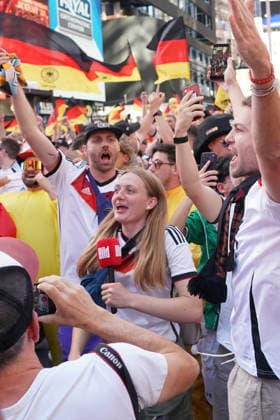 Deutsche Fans feiern friedlich am Vorabend des Spiels gegen Ecuador auf dem Times Square, - New York 24.06.2026: Times Square Fan Aufmarsch vor Deutschland gegen Ecuador *** German fans celebrate peacefully on the eve of the match against Ecuador in Times Square, New York, June 24, 2026. Times Square fan gathering ahead of Germany vs. Ecuador