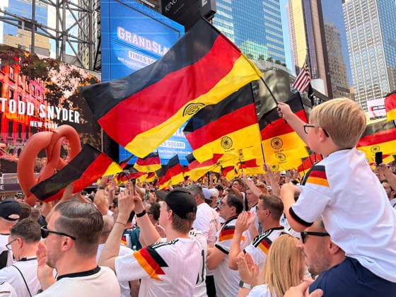 Deutsche Fans feiern friedlich am Vorabend des Spiels gegen Ecuador auf dem Times Square, - New York 24.06.2026: Times Square Fan Aufmarsch vor Deutschland gegen Ecuador *** German fans celebrate peacefully on the eve of the match against Ecuador in Times Square, New York, June 24, 2026. Times Square fan gathering ahead of Germany vs. Ecuador