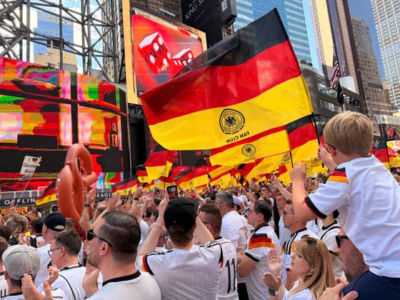 Deutsche Fans feiern friedlich am Vorabend des Spiels gegen Ecuador auf dem Times Square, - New York 24.06.2026: Times Square Fan Aufmarsch vor Deutschland gegen Ecuador *** German fans celebrate peacefully on the eve of the match against Ecuador in Times Square, New York, June 24, 2026. Times Square fan gathering ahead of Germany vs. Ecuador