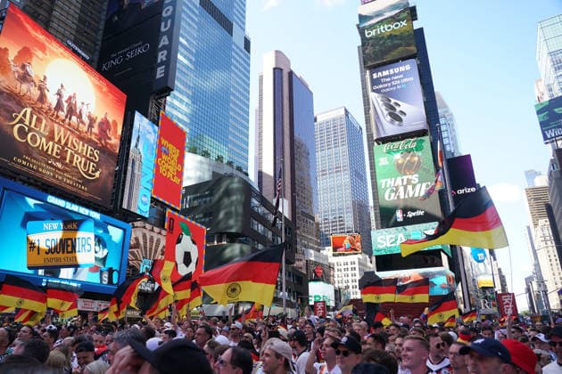 Deutsche Fans feiern friedlich am Vorabend des Spiels gegen Ecuador auf dem Times Square, - New York 24.06.2026: Times Square Fan Aufmarsch vor Deutschland gegen Ecuador *** German fans celebrate peacefully on the eve of the match against Ecuador in Times Square, New York, June 24, 2026. Times Square fan gathering ahead of Germany vs. Ecuador