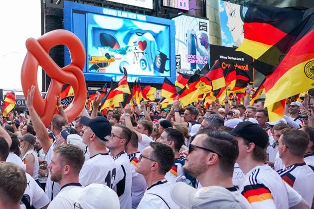 Deutsche Fans feiern friedlich am Vorabend des Spiels gegen Ecuador auf dem Times Square, - New York 24.06.2026: Times Square Fan Aufmarsch vor Deutschland gegen Ecuador *** German fans celebrate peacefully on the eve of the match against Ecuador in Times Square, New York, June 24, 2026. Times Square fan gathering ahead of Germany vs. Ecuador