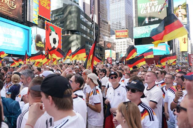 Deutsche Fans feiern friedlich am Vorabend des Spiels gegen Ecuador auf dem Times Square, - New York 24.06.2026: Times Square Fan Aufmarsch vor Deutschland gegen Ecuador *** German fans celebrate peacefully on the eve of the match against Ecuador in Times Square, New York, June 24, 2026. Times Square fan gathering ahead of Germany vs. Ecuador