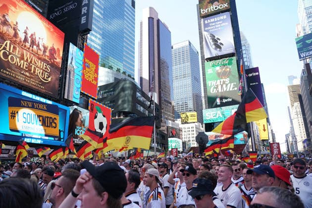 Deutsche Fans feiern friedlich am Vorabend des Spiels gegen Ecuador auf dem Times Square, - New York 24.06.2026: Times Square Fan Aufmarsch vor Deutschland gegen Ecuador *** German fans celebrate peacefully on the eve of the match against Ecuador in Times Square, New York, June 24, 2026. Times Square fan gathering ahead of Germany vs. Ecuador