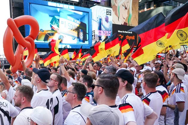 Deutsche Fans feiern friedlich am Vorabend des Spiels gegen Ecuador auf dem Times Square, - New York 24.06.2026: Times Square Fan Aufmarsch vor Deutschland gegen Ecuador *** German fans celebrate peacefully on the eve of the match against Ecuador in Times Square, New York, June 24, 2026. Times Square fan gathering ahead of Germany vs. Ecuador