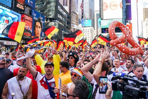 Deutsche Fans feiern friedlich am Vorabend des Spiels gegen Ecuador auf dem Times Square, - New York 24.06.2026: Times Square Fan Aufmarsch vor Deutschland gegen Ecuador *** German fans celebrate peacefully on the eve of the match against Ecuador in Times Square, New York, June 24, 2026. Times Square fan gathering ahead of Germany vs. Ecuador