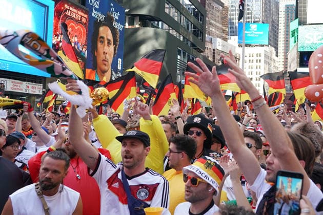 Deutsche Fans feiern friedlich am Vorabend des Spiels gegen Ecuador auf dem Times Square, - New York 24.06.2026: Times Square Fan Aufmarsch vor Deutschland gegen Ecuador *** German fans celebrate peacefully on the eve of the match against Ecuador in Times Square, New York, June 24, 2026. Times Square fan gathering ahead of Germany vs. Ecuador