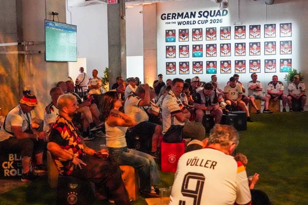 Verhaltene Fanparty im German House of Soccer - New York 24.06.2026: Times Square Fan Aufmarsch vor Deutschland gegen Ecuador *** Low-key fan party at the German House of Soccer, New York, June 24, 2026: Times Square fan gathering ahead of Germany vs. Ecuador
