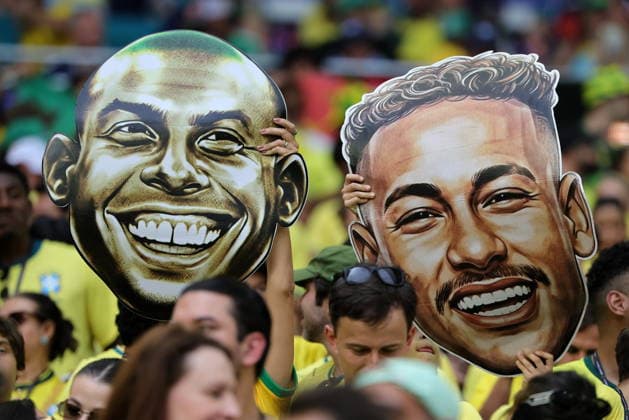 FIFA World Cup, WM, Weltmeisterschaft, Fussball 2026 - Group C - Scotland vs Brazil Supporters of Brazil hold big head cutouts of Ronaldo Nazario (L) and Neymar Junior (R) during the FIFA World Cup 2026 group stage match Scotland against Brazil, in Miami, Florida, USA, 24 June 2026. MIAMI United States  Copyright: xCRISTOBALxHERRERA-ULASHKEVICHx