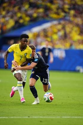 Scotland v Brazil - FIFA World Cup, WM, Weltmeisterschaft, Fussball 2026 - Group C FLORIDA, USA - JUNE 24: Vinicius Junior (7) of Brazil in action against Jack Hendry (13) of Scotland during the 2026 FIFA World Cup First Stage Group C match between Scotland and Brazil at the Hard Rock Stadium (Miami Stadium) in Miami Gardens, Florida, United States on June 24, 2026. Jose Hernandez Anadolu Florida United States. Editorial use only. Please get in touch for any other usage.  Copyright: x2026xAnadoluxJosexHernandezx