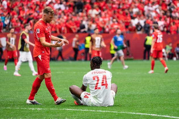 VANCOUVER, CANADA - JUNE 24: Silvan Widmer of Switzerland acknowledges Promise David of Canada after winning the FIFA World Cup, WM, Weltmeisterschaft, Fussball 2026 group stage match between Canada and Switzerland at BC Place Vancouver Stadium on June 24, 2026 in Vancouver, British Columbia, Canada.  Copyright: xAmyxElle SPPx Sportspressphoto_SPR175585